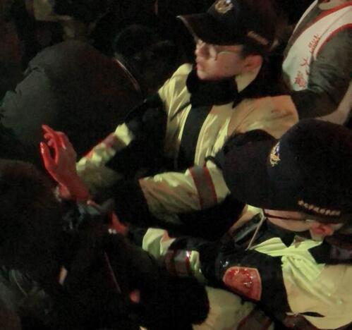 台湾跨年夜不平静!“总统府”前遭泼红漆