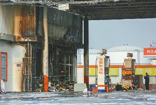 加油站内突起大火几米外就有油罐 事发104国道中海日升加油站