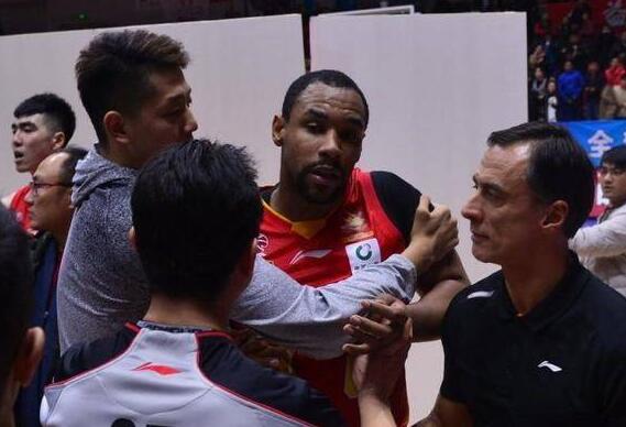 输不起!CBA新疆深圳赛后冲突广告牌被踹烂 球员冲入现场一片混乱