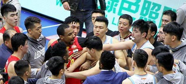输不起!CBA新疆深圳赛后冲突广告牌被踹烂 球员冲入现场一片混乱