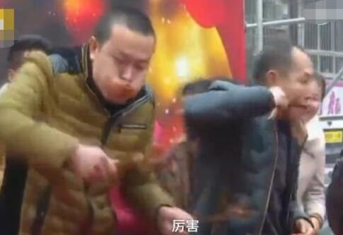 吓懵了!20秒吃50根肉串太凶残 网友:这速度能把竹签撸出火星子