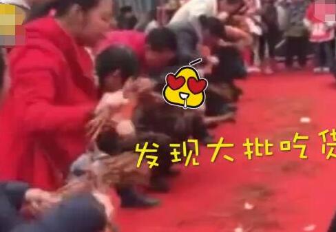 吓懵了!20秒吃50根肉串太凶残 网友:这速度能把竹签撸出火星子