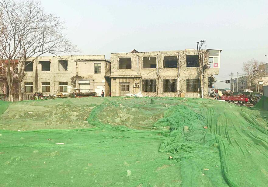 西泺河路中段裸露垃圾已“盖被”