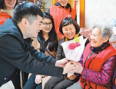 泪目!101岁保姆被奉为家人：你养我们的小 我们养你的老