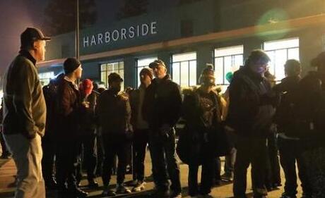 美国合法销售大麻 新年第一天美国加州民众排队等候购买大麻