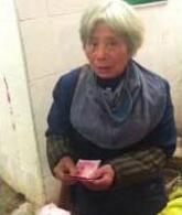 拿真钞换老人假钞撕毁 卖菜老人收百元假币急哭市民暖心相助