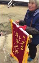 拿真钞换老人假钞撕毁 卖菜老人收百元假币急哭市民暖心相助