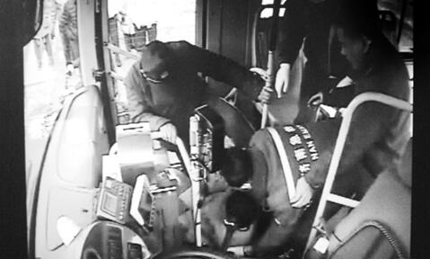 济南两幕场景暖人心 乘客突然昏迷公交车变急救车送医