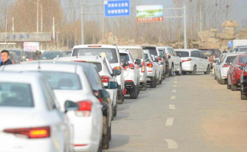 济南市车管所新车挂牌排长队 车主一小时挪动数十米