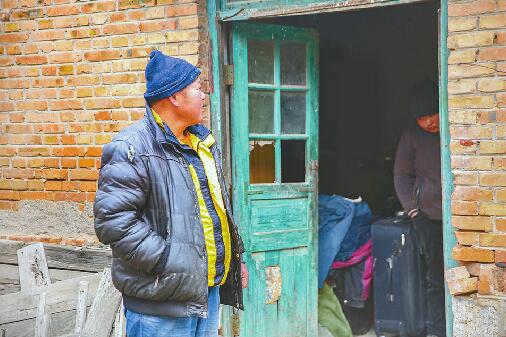 出走1年间智障小伙成了卸煤工 煤场称是他自己愿意留下的