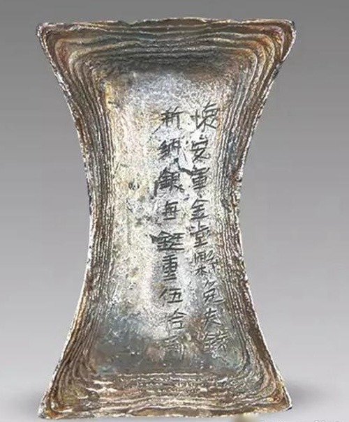比如同样是五十两的银锭,唐代的船形银锭就要比后来的银锭长;宋元时期