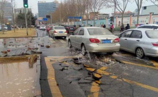 济南阳光新路自来水管爆裂 马路水流成河环卫工撒盐除冰