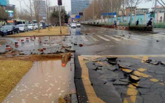 济南阳光新路自来水管爆裂 马路水流成河环卫工撒盐除冰