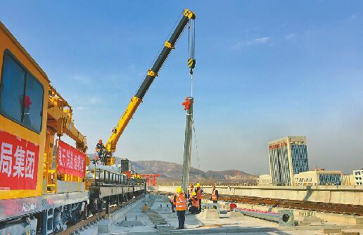 地铁R1线9月底前将“电通”