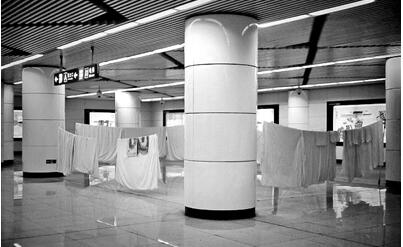 地铁站拉绳晾被单成一道风景线 北京地铁10号线有人晾被单