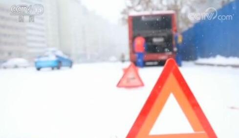 最强雨雪侵袭 为保公交运行近千名抢修队员卧雪排除故障