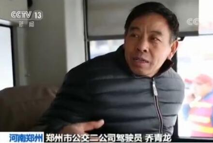 最强雨雪侵袭 为保公交运行近千名抢修队员卧雪排除故障