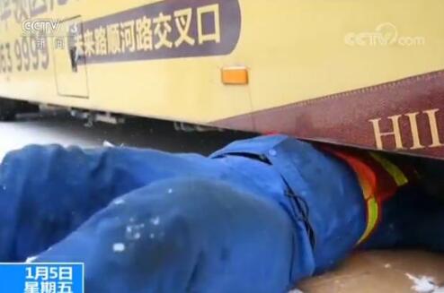 最强雨雪侵袭 为保公交运行近千名抢修队员卧雪排除故障