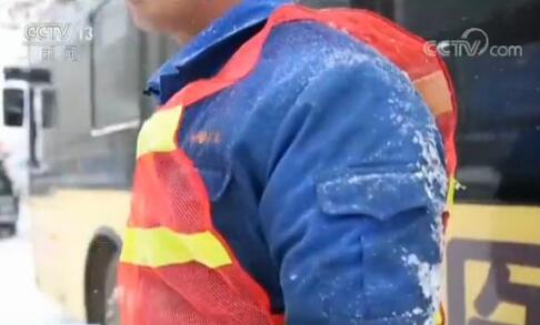 最强雨雪侵袭 为保公交运行近千名抢修队员卧雪排除故障