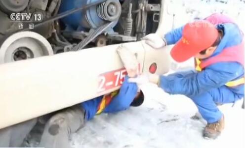 最强雨雪侵袭 为保公交运行近千名抢修队员卧雪排除故障