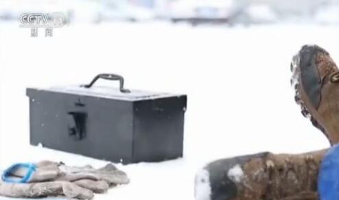 最强雨雪侵袭 为保公交运行近千名抢修队员卧雪排除故障