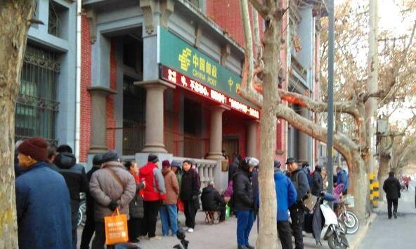 戊戌年生肖邮票今发行 济南市民邮政网点前排长队购买
