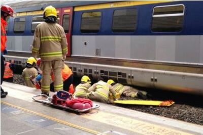 香港地铁坠轨事件致东铁线服务受阻 车底男子被救出证实已死亡