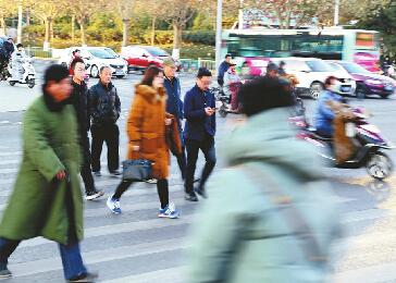 济南一天抓拍437起加塞:车辆礼让 行人也要主动律己