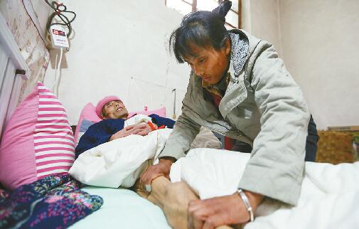 济南男子癌症晚期不愿拖累妻子 妻子不离不弃照料半年