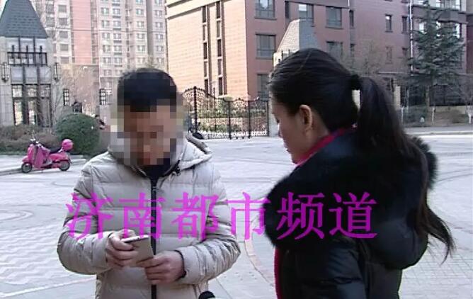名辉豪庭业主反映新房客厅窗户“缩水” 与小区售楼处当面对质
