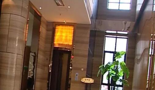 名辉豪庭业主反映新房客厅窗户“缩水” 与小区售楼处当面对质