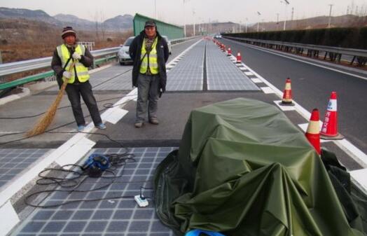全球首条高速光伏路面被偷 开通仅数日遭遇重物击打、液体腐蚀