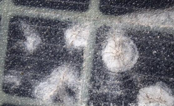 全球首条高速光伏路面被偷 开通仅数日遭遇重物击打、液体腐蚀