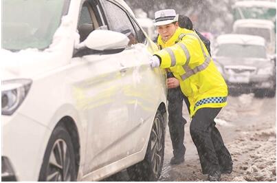 近年少见大雪中 那一幅幅动人的剪影