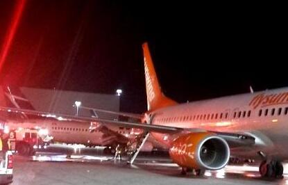 加拿大两飞机碰撞着火 多伦多机场乘客正在紧急疏散