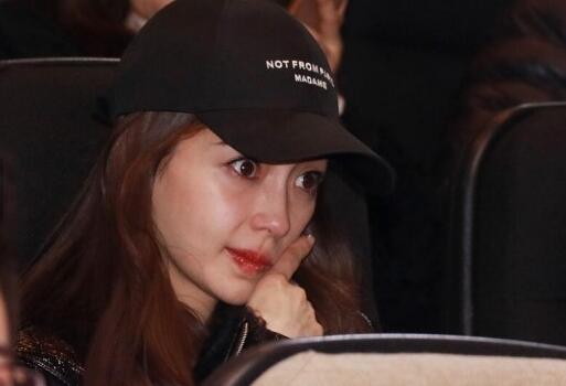 baby再现仙女式哭泣 黄晓明超酷皮衣现身携妈妈和老婆宣传影片