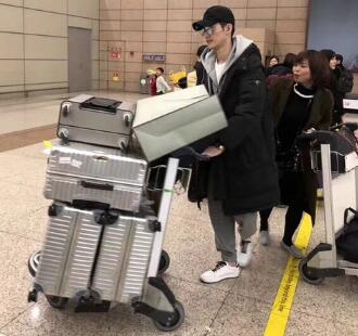 张翰被误认作代购遭开箱检查 慕容云海独自推一车行李箱被拦下