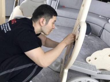 拖鞋亮了!黄晓明给儿子做滑梯 穿着短袖拖鞋花式示爱baby