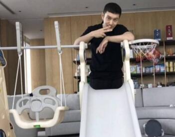 拖鞋亮了!黄晓明给儿子做滑梯 穿着短袖拖鞋花式示爱baby