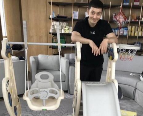 拖鞋亮了!黄晓明给儿子做滑梯 穿着短袖拖鞋花式示爱baby