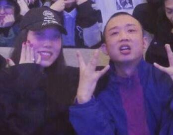 中国有嘻哈冠军GAI求婚成功 大晒合照坐在他身旁的女友大秀钻戒