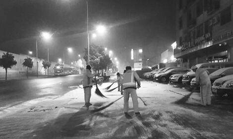 济南95枚火箭弹治好“降雪拖延症” 万名保洁人员凌晨清雪
