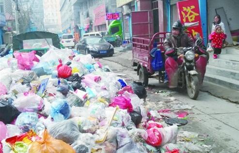 历城区华山街道村民遇到烦心事 出村必经路上垃圾堆成山 