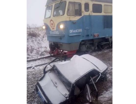 哈市火车轿车剐碰