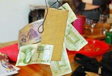 活久见!为沾灵气偷功德箱 蠢贼动歪脑筋偷走