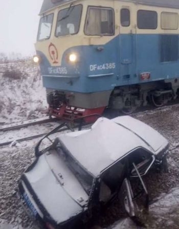 哈尔滨市火车轿车剐碰画面惨烈 致两名乘客当场死亡