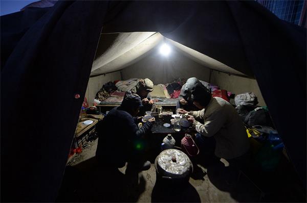 济南：城市建设先遣队 三九天夜宿街头