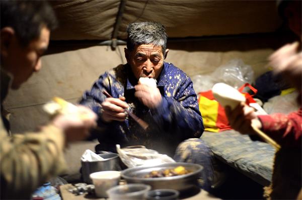 济南：城市建设先遣队 三九天夜宿街头