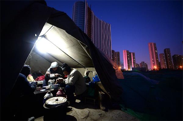 济南：城市建设先遣队 三九天夜宿街头