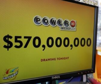 一人独得!美国彩民中37亿 13元中头奖机率2.9亿分之一的威力球